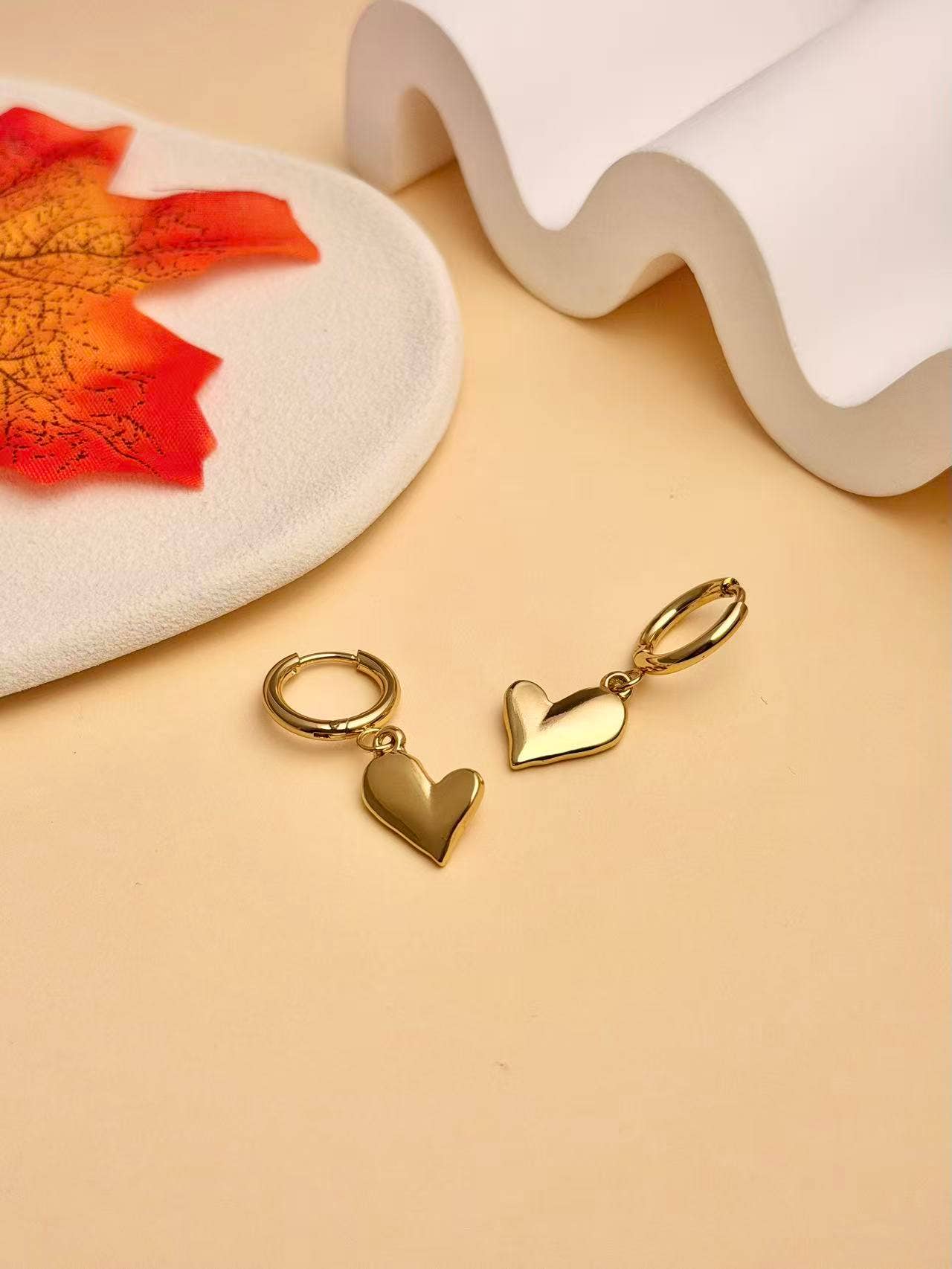 COSMOS - Wholesale Hoop Earrings - Golden Creoles with suspended heart – Elegant trendy women's jewelry