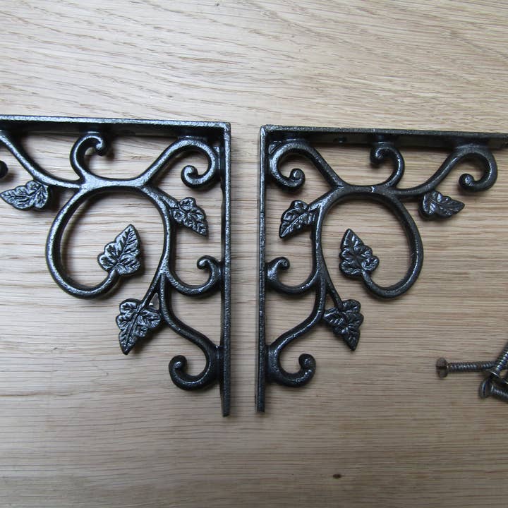 Paire de supports d'étagère à petites feuilles en fer antique pour la vente par IronmongeryWorld