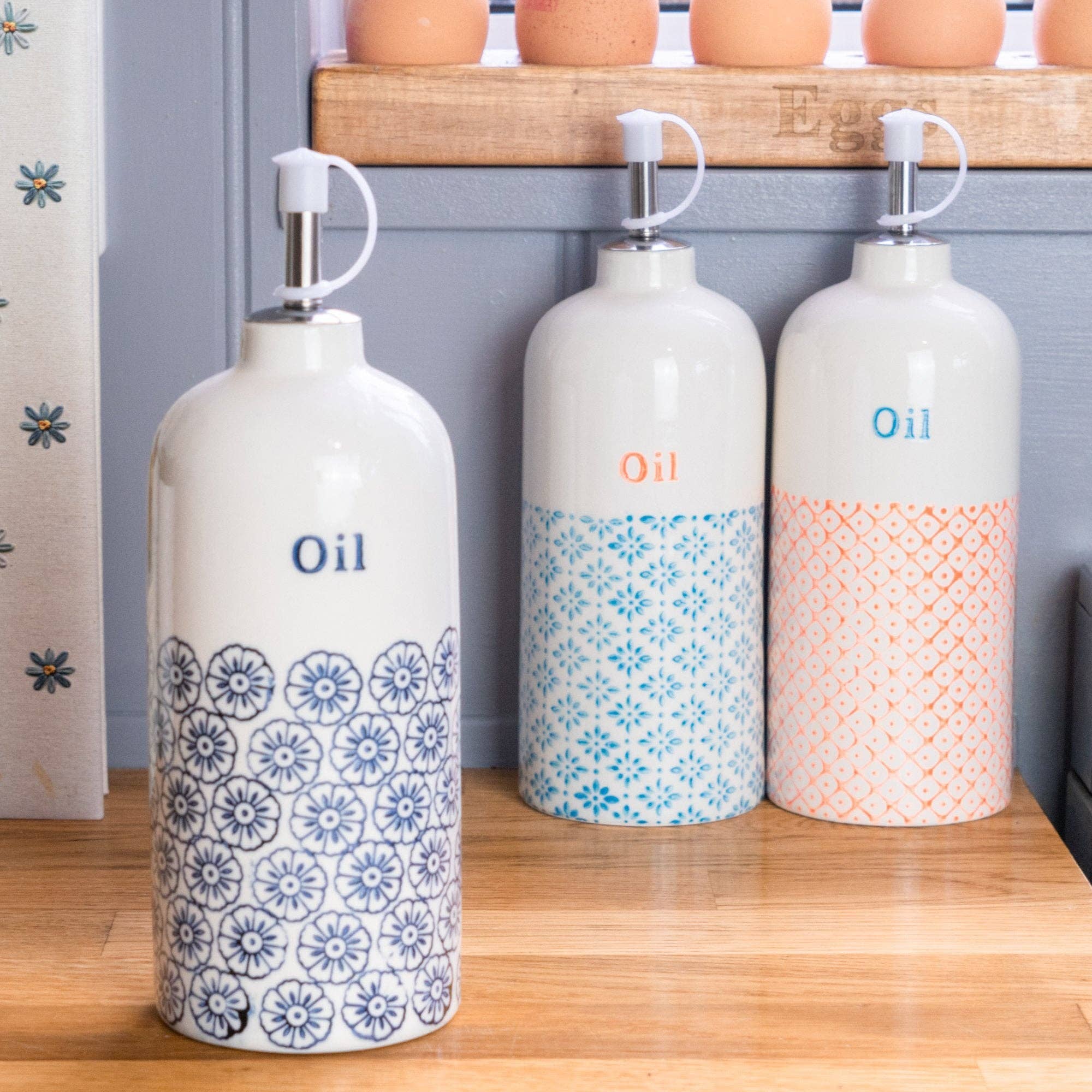 Rinkit Ltd - Wholesale Oil/Vinegar Dispenser - Nicola Spring Hand-Printed Olive Oil Bottle Blue 500ml2