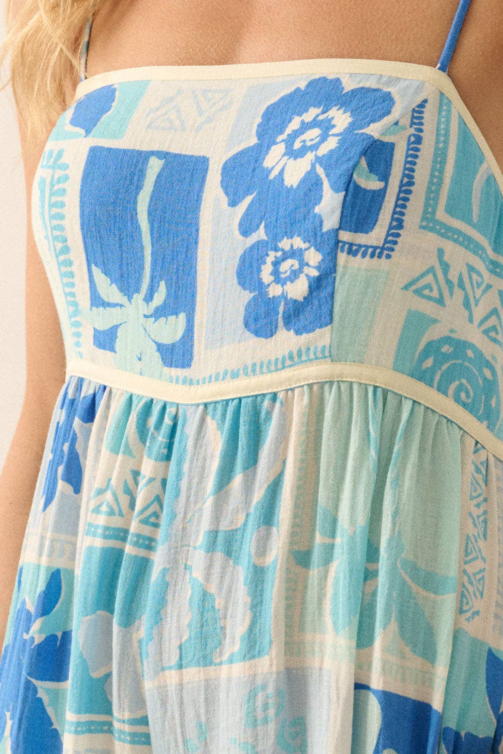 AZUL AGUAMARINA Mono de tirantes con volantes y pernera ancha de estampado floral tropical de venta al por mayor en Faire1