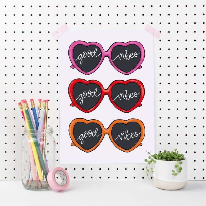 Impression artistique de lunettes de soleil cœur Good Vibes pour la vente par Hue Complete Me