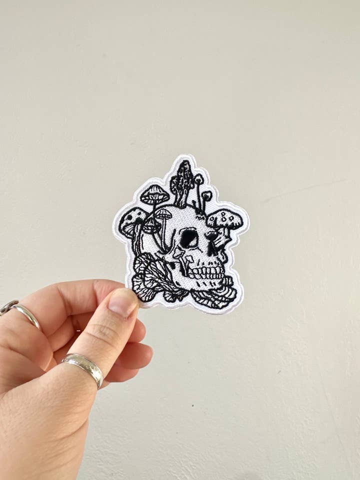 Geborduurde opstrijkbare patch met paddenstoelschedel voor wholesale door liadelyonart