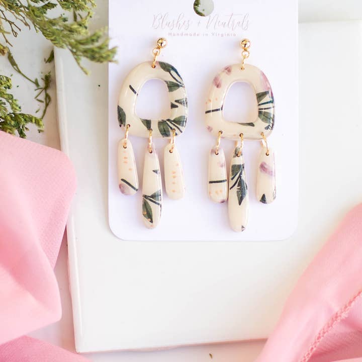 Neutrala blommiga lerörhängen för wholesale av Blushes and Neutrals