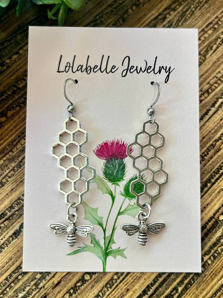 Boucles d'oreilles charme abeille argentée et nid d'abeille pour la vente par Lolabelle Jewelry