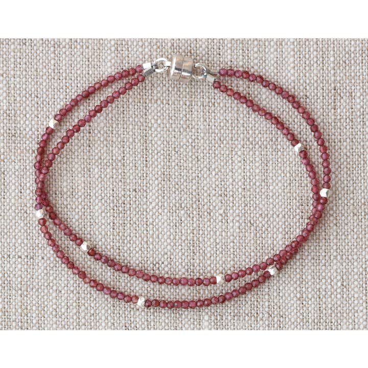 BRACELET À 2 RANGS EN RHODOLITE GRENAT B-3850 pour la vente par Alicia Van Fleteren Jewelry Design