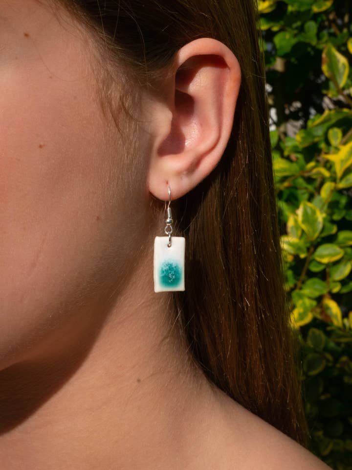 Marine turkis (medium rektangulær hængende ørering) for engroshandel hos Clare Butler Ceramics