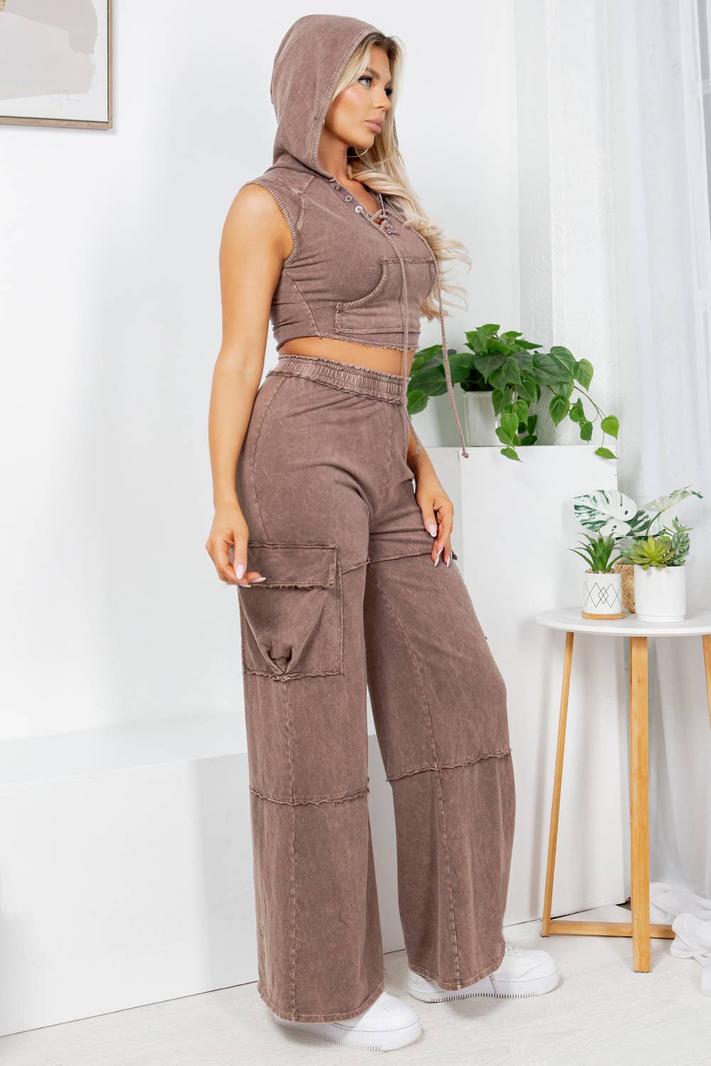 Jour - Vente Ensemble de vêtements d'intérieur – femme - Haut court à capuche délavé aux minéraux et pantalon à poche cargo GD560916