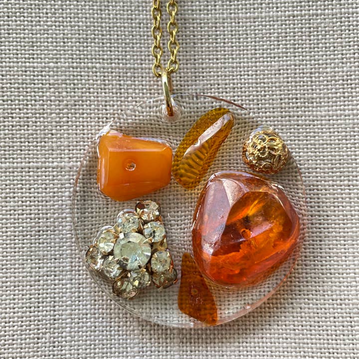 Baltic Amber Rhinestone Three voor wholesale door Retro Ruby Jewels