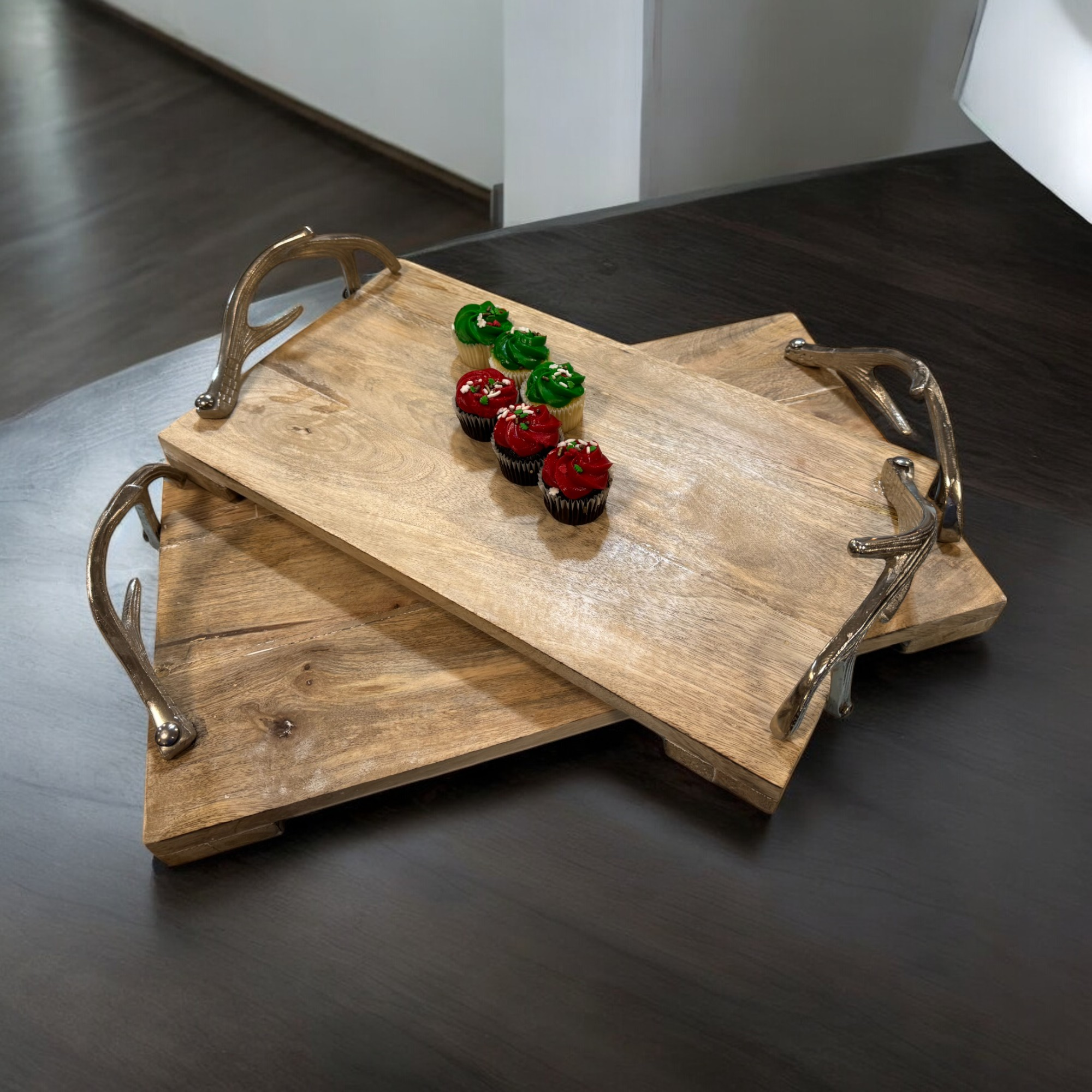 Wilco Home - Vente Plateaux de service - Ensemble de 2 plateaux de service en bois avec poignées en nickel poli6