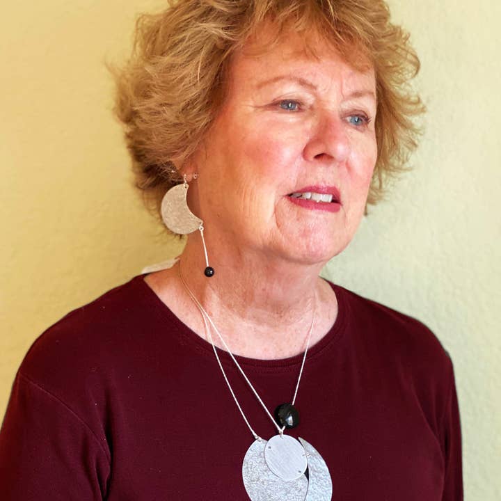 Chick Boss LLC – wholesale Hängande örhängen – BRIGHT MOON - Slående mix-match örhängen med onyx från Lunar Collection2