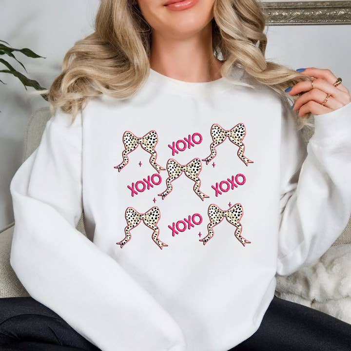 Sudadera de San Valentín con Lazos Coquetos y Besos y Abrazos para venta al por mayor de Simply Spoken Apparel