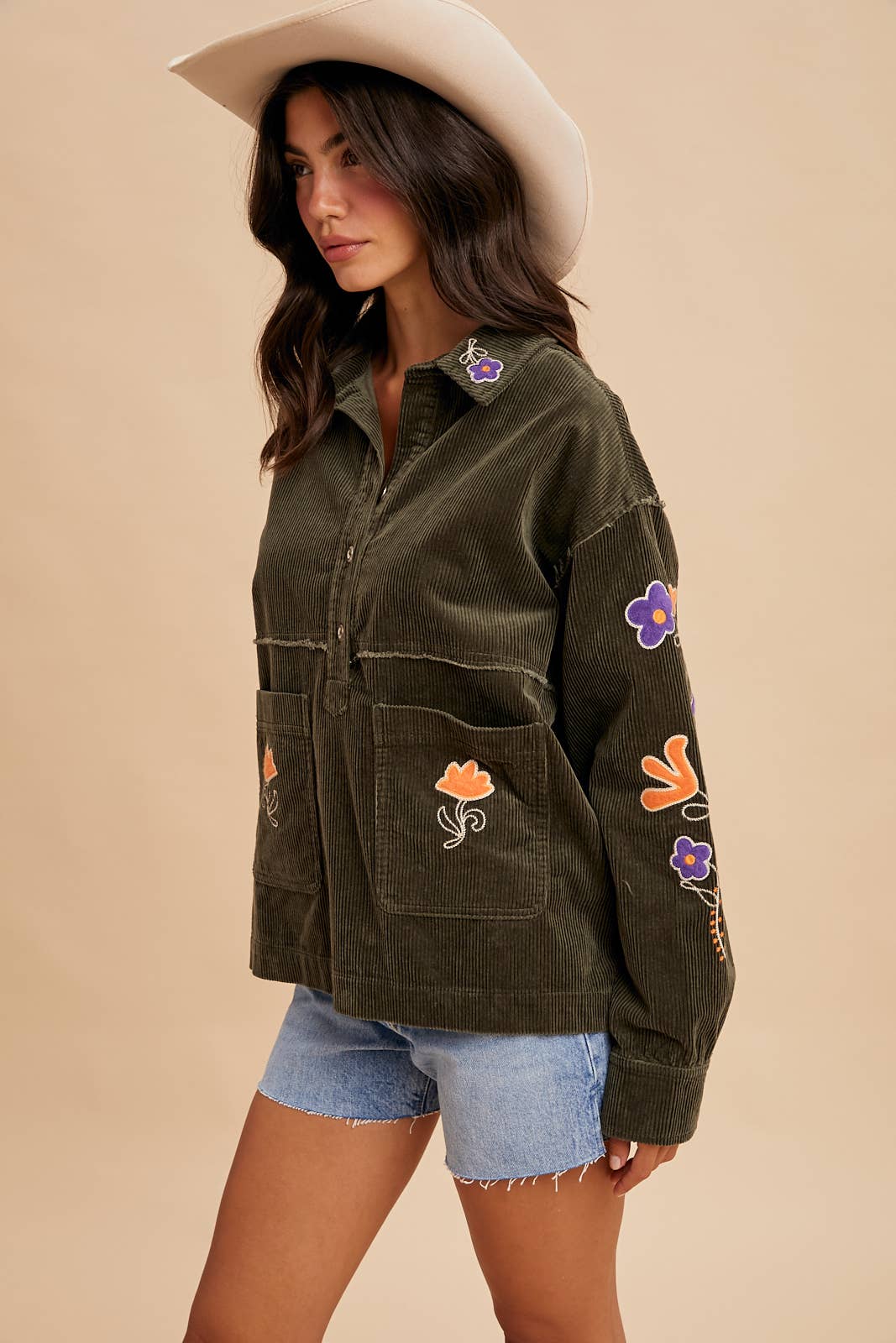 In Loom – Großhandel Hemd mit Button-down-Kragen – Damen – CORD-HENLEYSHIRT MIT STICKEREI6