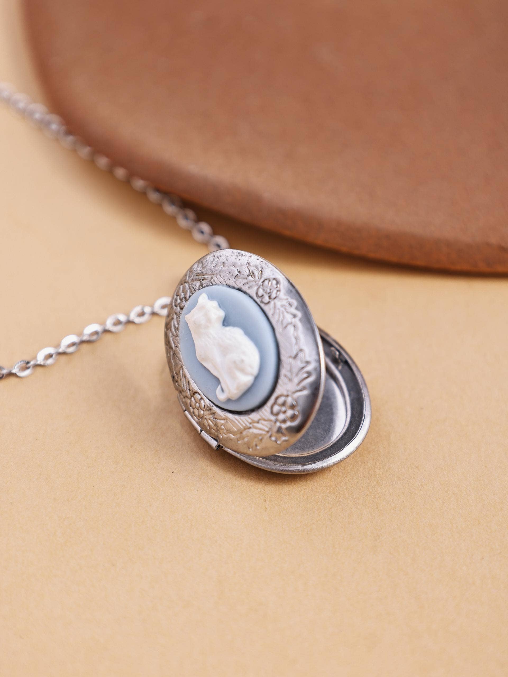 Revelari – Colar pingente/pendente por atacado – Colar com Pendente Oval de Camafeu Vintage de Gato1