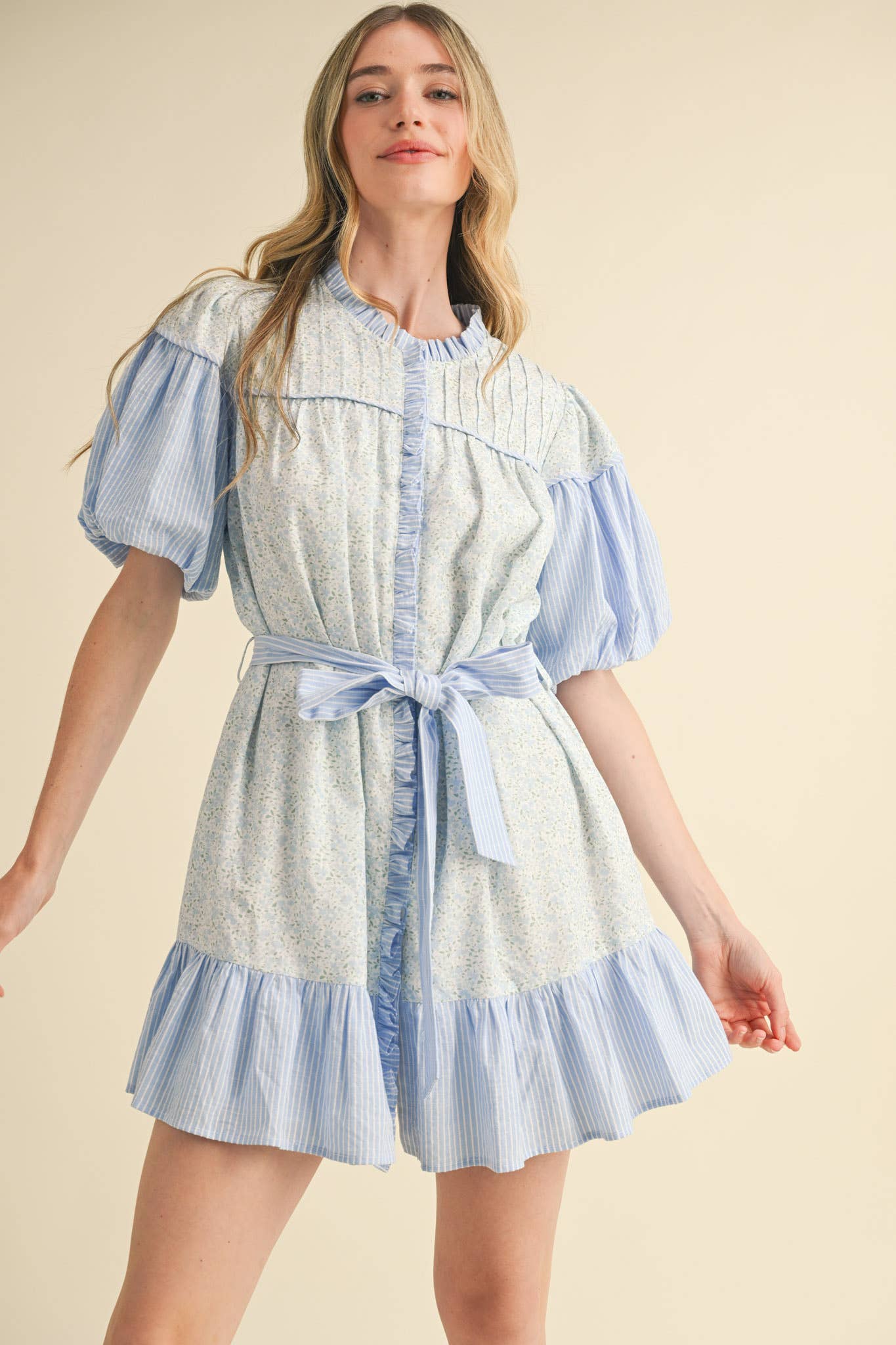 &MERCI – Engroshandel Kjole - Dame – MØNSTRET KJOLE MED FLÆSER MINI MDR38551