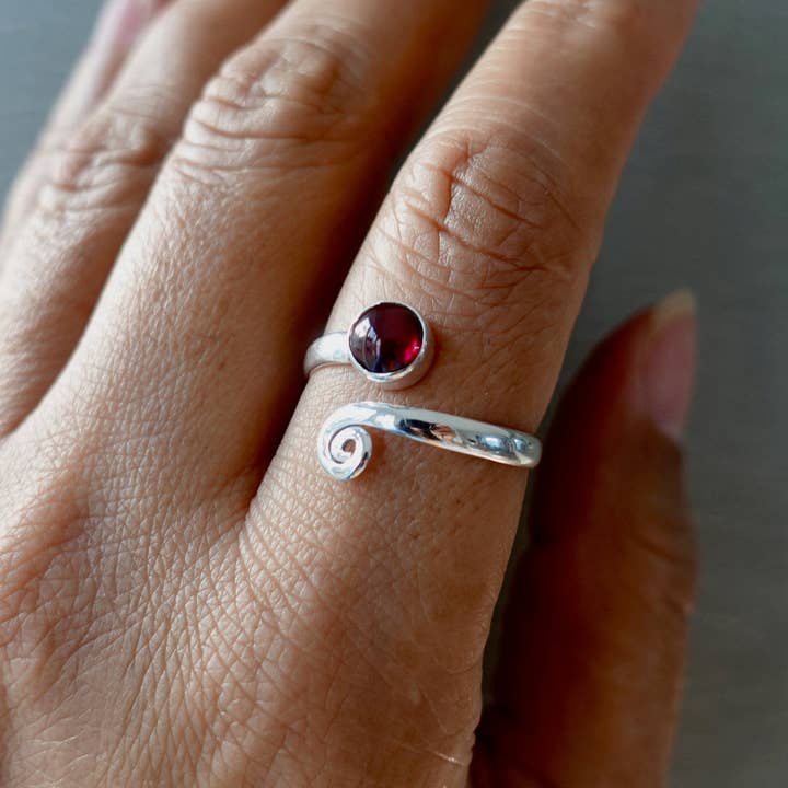 Mistry Gems - Wholesale Single Stone/Solitaire Ring - Unisex Adjustable Garnet Ring | 925 Sterling Silver, R61G1