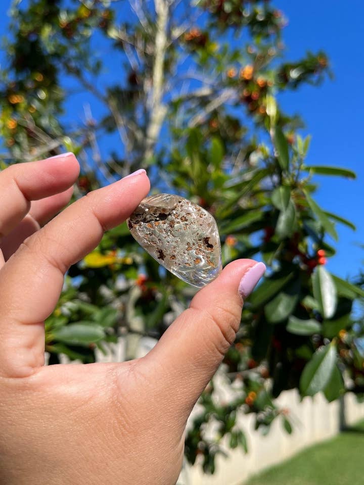 Quartz lodolite de forme libre avec inclusions de rutile pour la vente par Sivalya