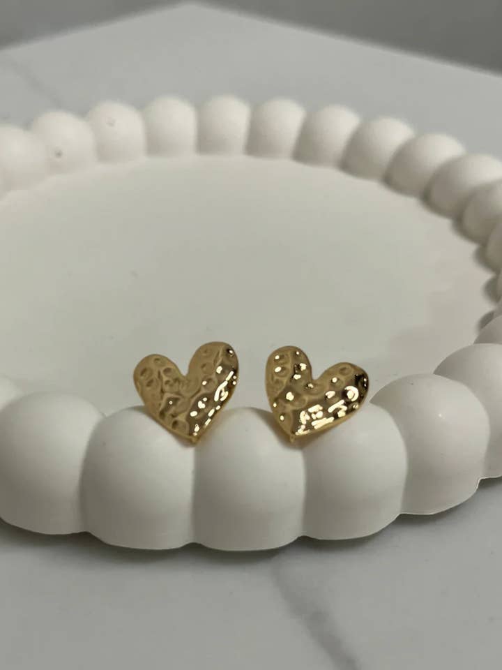 Grandi Orecchini a Perno a Forma di Cuore Martellato per la vendita all'ingrosso da parte di Shop Cins Creations