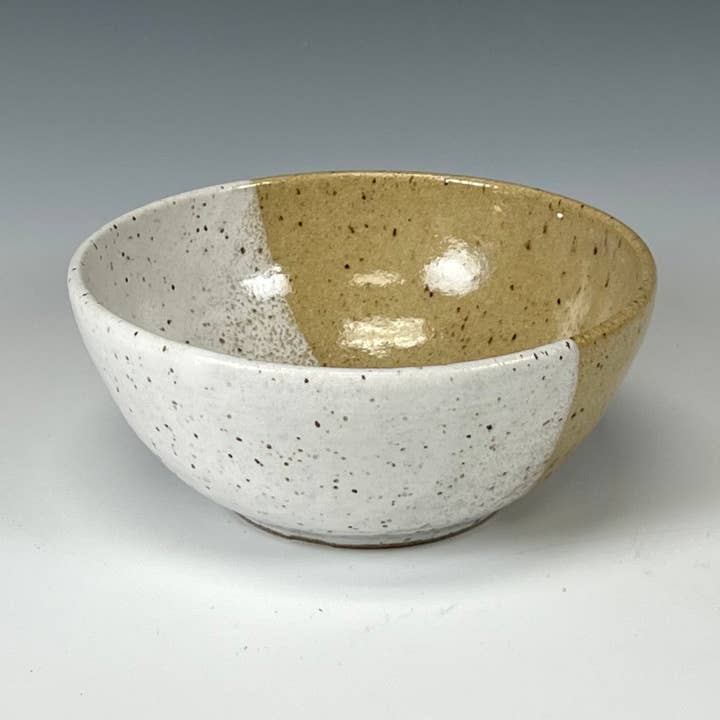 Wit/bruin gespikkelde notenkom voor wholesale door The Hive Ceramics