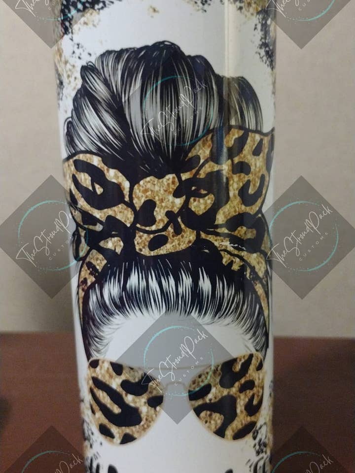 Mãe Life Messy Bun Chita Print Tumbler por atacado de The Stroud Pack Customs