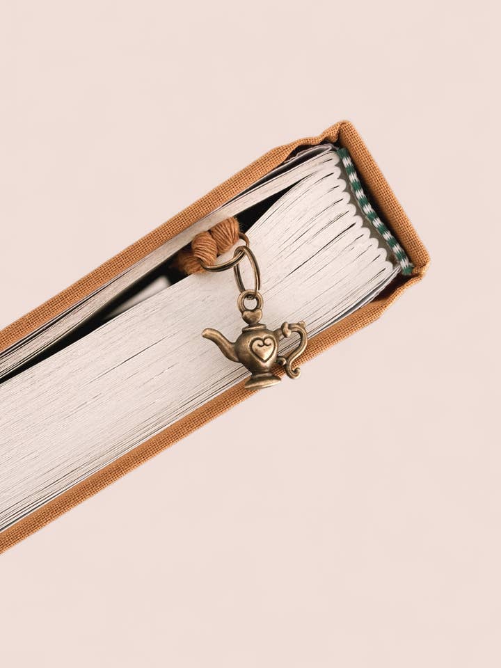 Marque-page avec charme de théière - Cadeau fantaisiste et littéraire pour les lecteurs pour la vente par Offhand Fibers