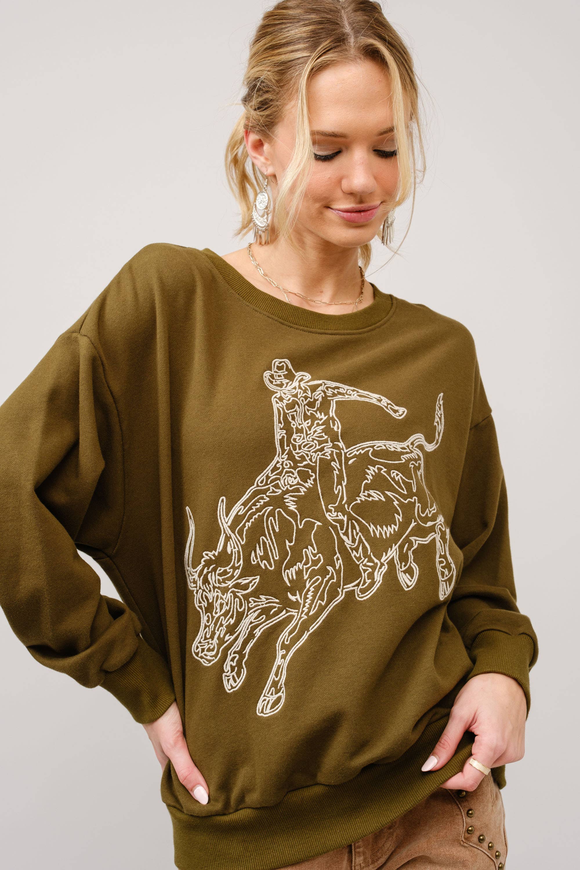 Blue B – Engroshandel Grafisk Sweatshirt - Dame – 36327T - Broderet western pullover-sweatshirt8