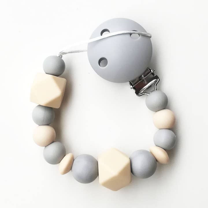 Baby gray pacifier clip for wholesale by Mordisquitos.