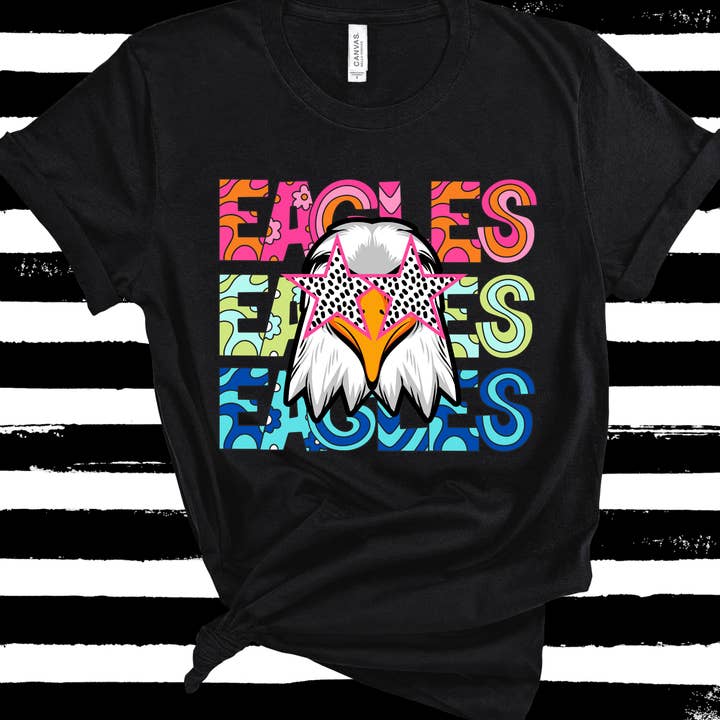 Tee-shirt mascotte à police funky d'aigles colorés pour la vente par Hooray Tees and Accessories