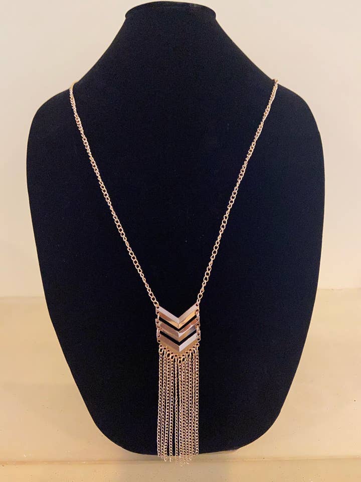 Malia Mehrlagige V-Halskette für den Großhandel von Emerson Lang
