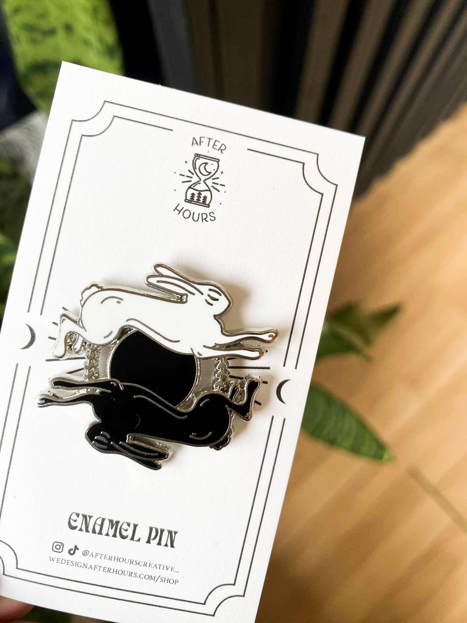 After Hours Creative – wholesale Nål och knapp för kavajslag – Kaniner Hård Emalj Pin1