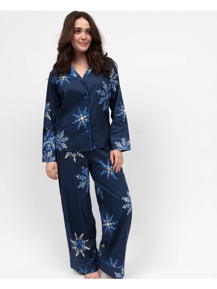 Cyberjammies - Vendita all'ingrosso Completo pigiama - Donna - Set pigiama stampato blu navy con fiocchi di neve frosty