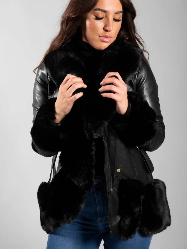 Casaco de couro com cinto e acabamento em pelo sintético preto - Helena por atacado de Femme Luxe