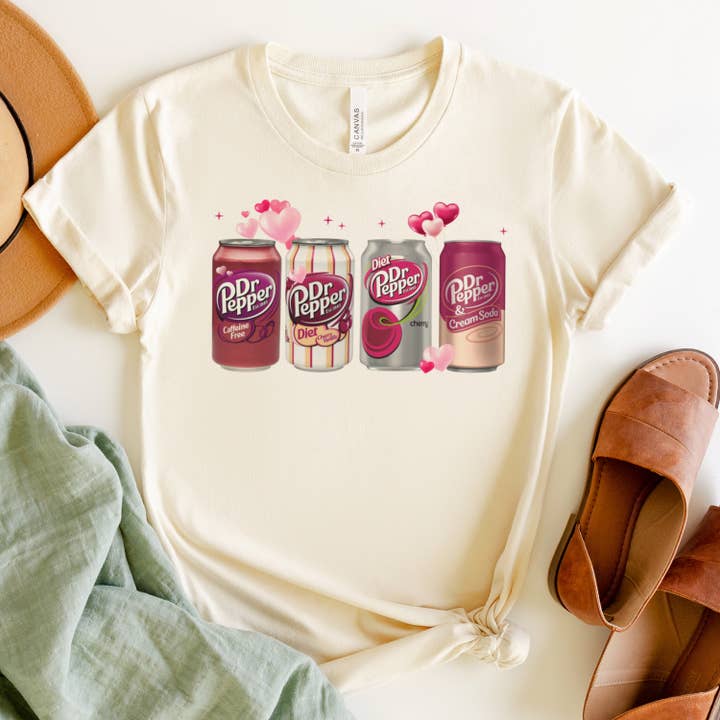 Par.tees by Party On! – Engroshandel T-shirt med print - Dame – Pink Hearts Dr. Pepper valentinsbue sodavand Grafisk T-shirt