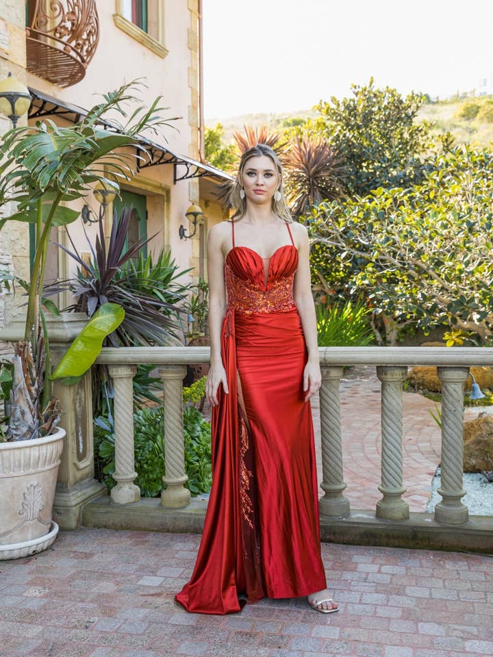 taille ornée de dentelle, buste plissé, bretelles ornées pour la vente par La Veneto