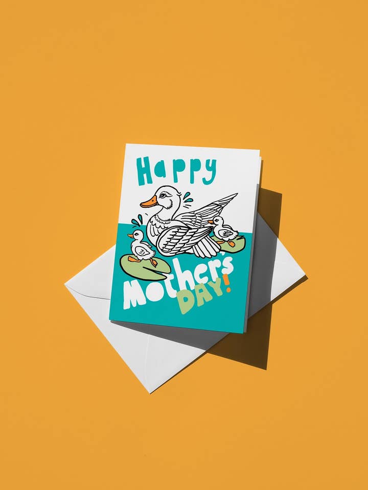 Biglietto per la Festa della Mamma con Mamma Anatra e Anatroccoli – Design Carino e Colorato, Regalo Perfetto con Messaggio Sentito per la vendita all'ingrosso da parte di semiserious studio