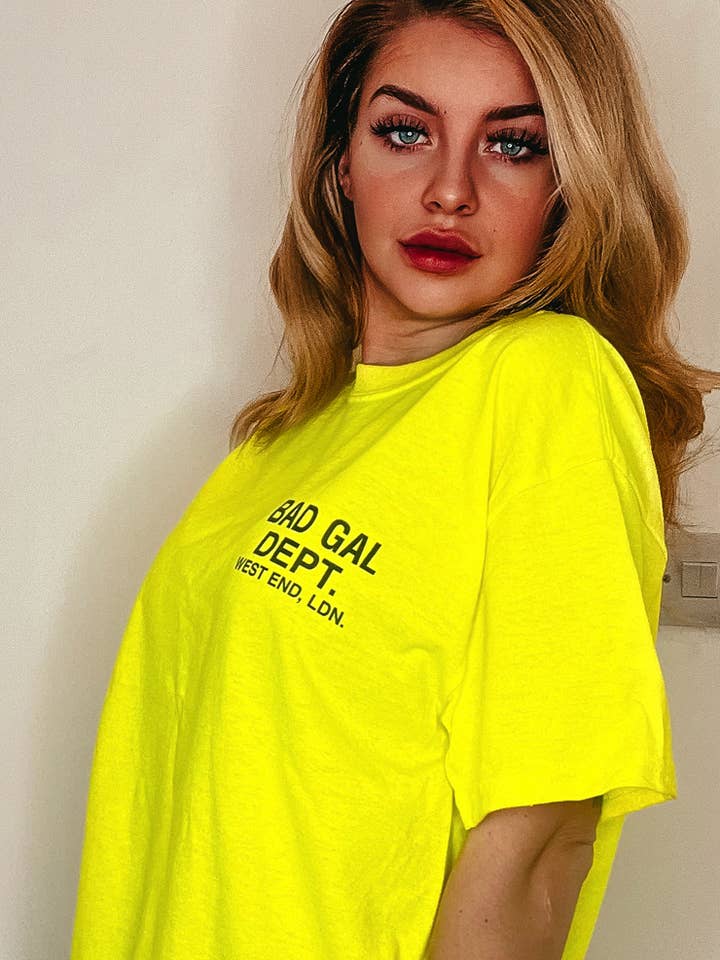 T-shirt Bad Gal Dept Neon Vibez pour la vente par Splashy