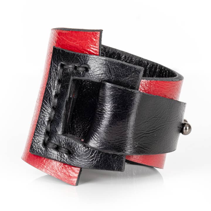 Bracciale Avvolgente in Pelle Nera e Cremisi con Intaglio Incorniciato per la vendita all'ingrosso da parte di The Dark