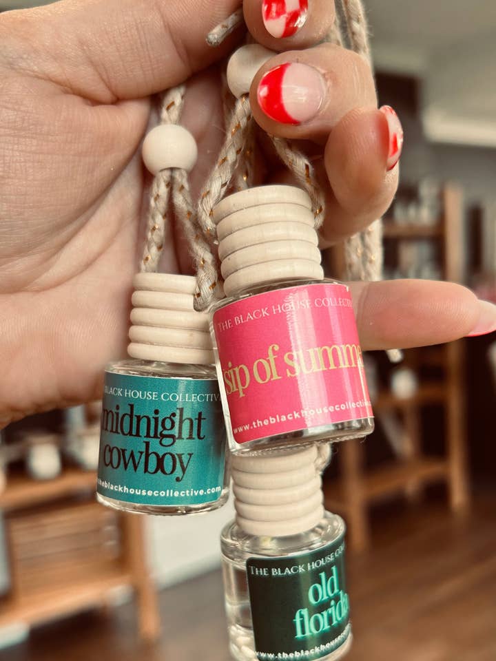 DIFFUSORE PER AUTO - FRAGRANZA IN MOVIMENTO - DIFFUSORE SOSPESO per la vendita all'ingrosso da parte di The Black House Collective | Candles + Home Fragrance