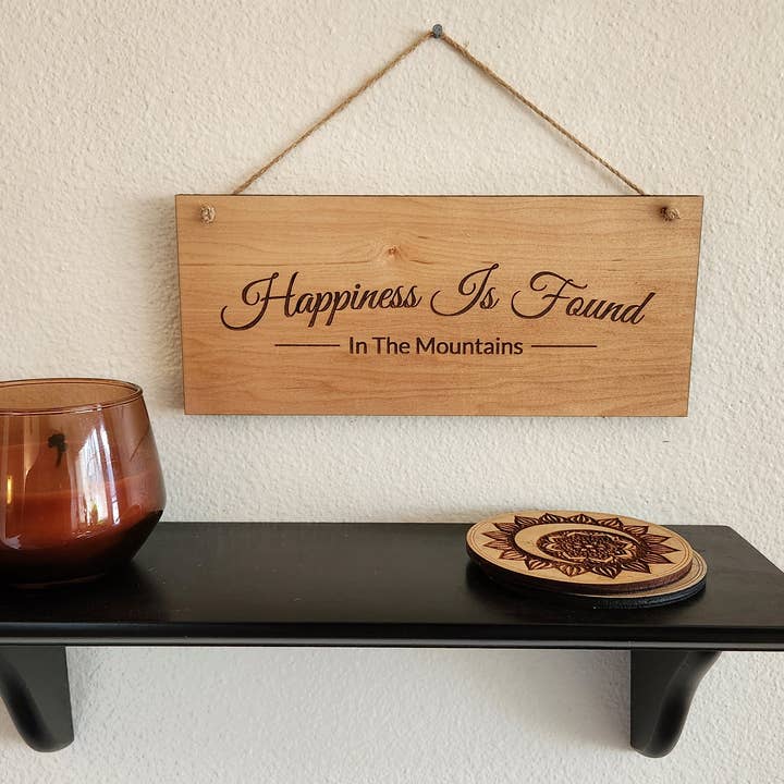 Handgjord träskylt: ”Lycka finns i bergen” för wholesale av Sherwood
