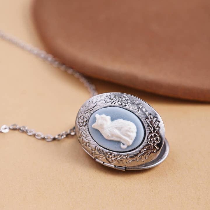 Revelari – wholesale Pendant/charm necklace – Vintage Cat Cameo Oval Pendant Necklace2
