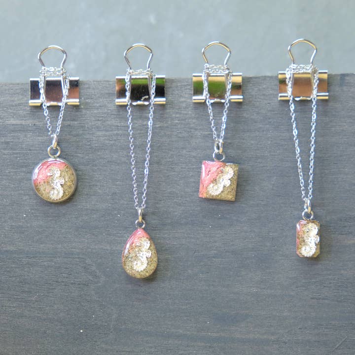 Mini-pendentifs Shoreline avec breloques en forme d'hippocampe pour la vente par Jo Thomas Jewellery