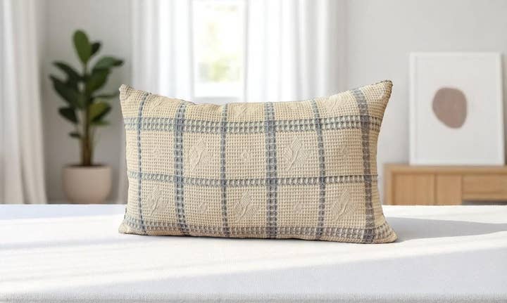 Blåternet pyntepude Boho linned accentpude efterår 2025 for engroshandel hos Miliva Home Store