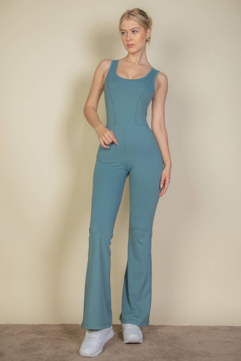CAPELLA APPAREL – Großhandel Jumpsuit – Damen – Einfarbiger Sport-Jumpsuit mit ausgestelltem Bein9