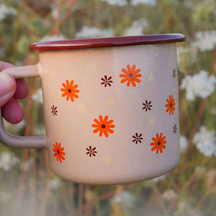 Tazza smaltata Beige con fiori per la vendita all'ingrosso da parte di Hannibelle