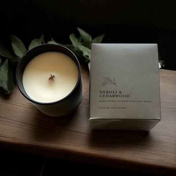 Vela con Tapa Dorada de Neroli y Madera de Cedro y Caja Boutique para venta al por mayor de Woodsy Homelife