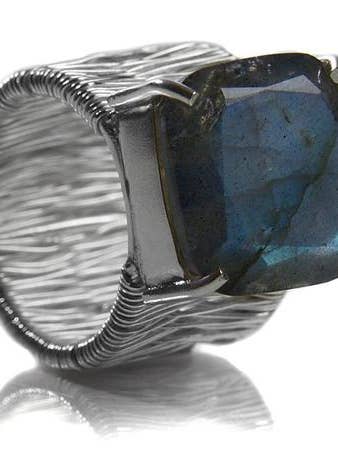 Italiaanse trapladder met stenen ring labradoriet voor wholesale door Sikara & Co.