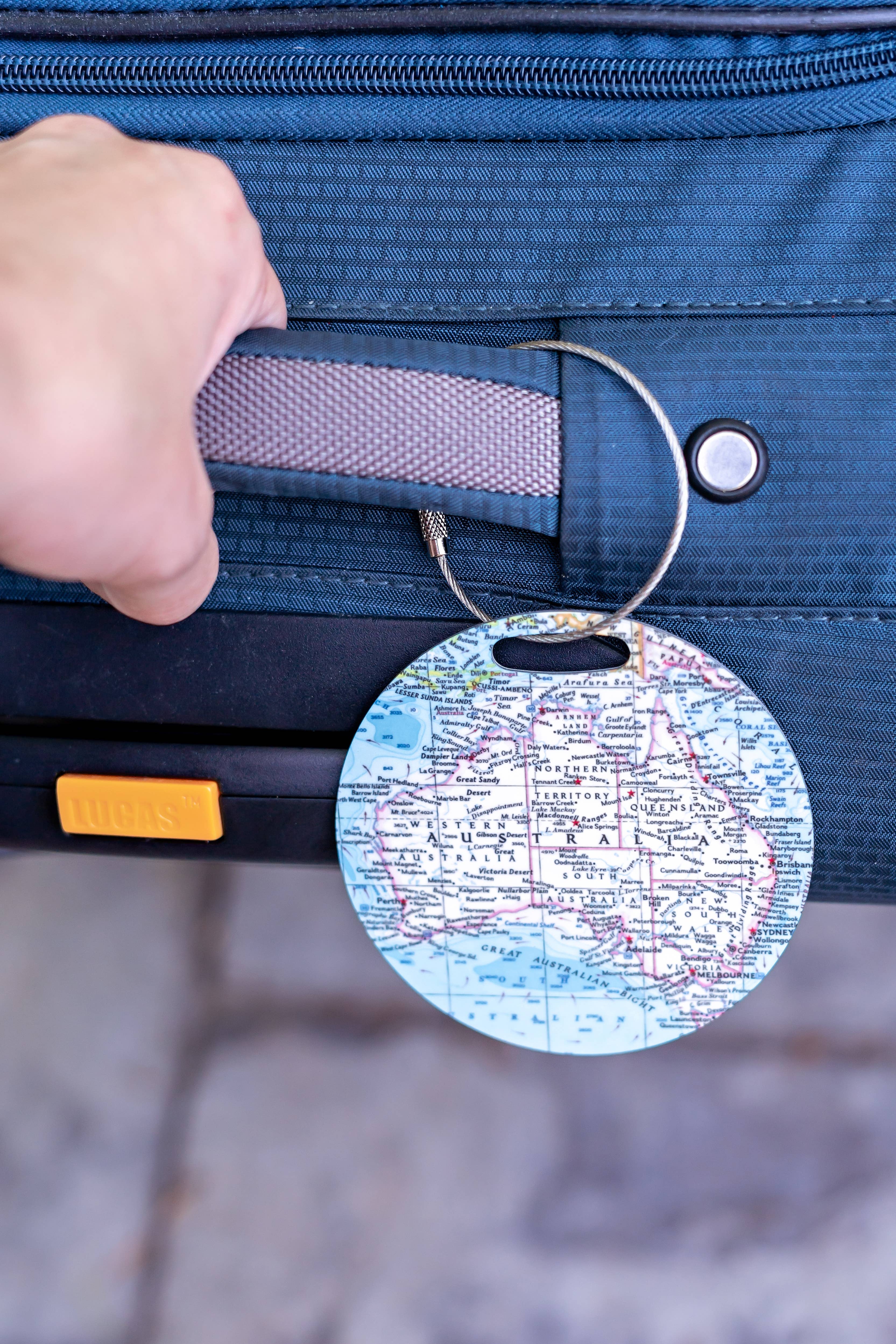 Daisy Mae Designs - Vente Étiquette pour bagage - Étiquette de bagage carte personnalisée | Cadeau de voyage spécifique à un lieu5