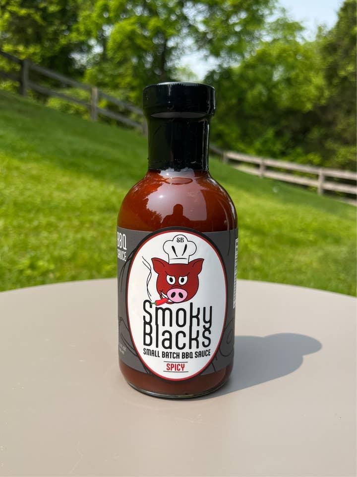 12 FL OZ ROKERIGE ZWARTE PITTIGE KLEINE PARTIJ BBQ SAUS voor wholesale door Smoky Blacks Small Batch BBQ Sauces