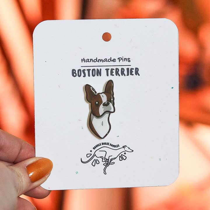 Boston Terrier - Handgefertigter Anstecker für den Großhandel von Noodle Horse Doodles