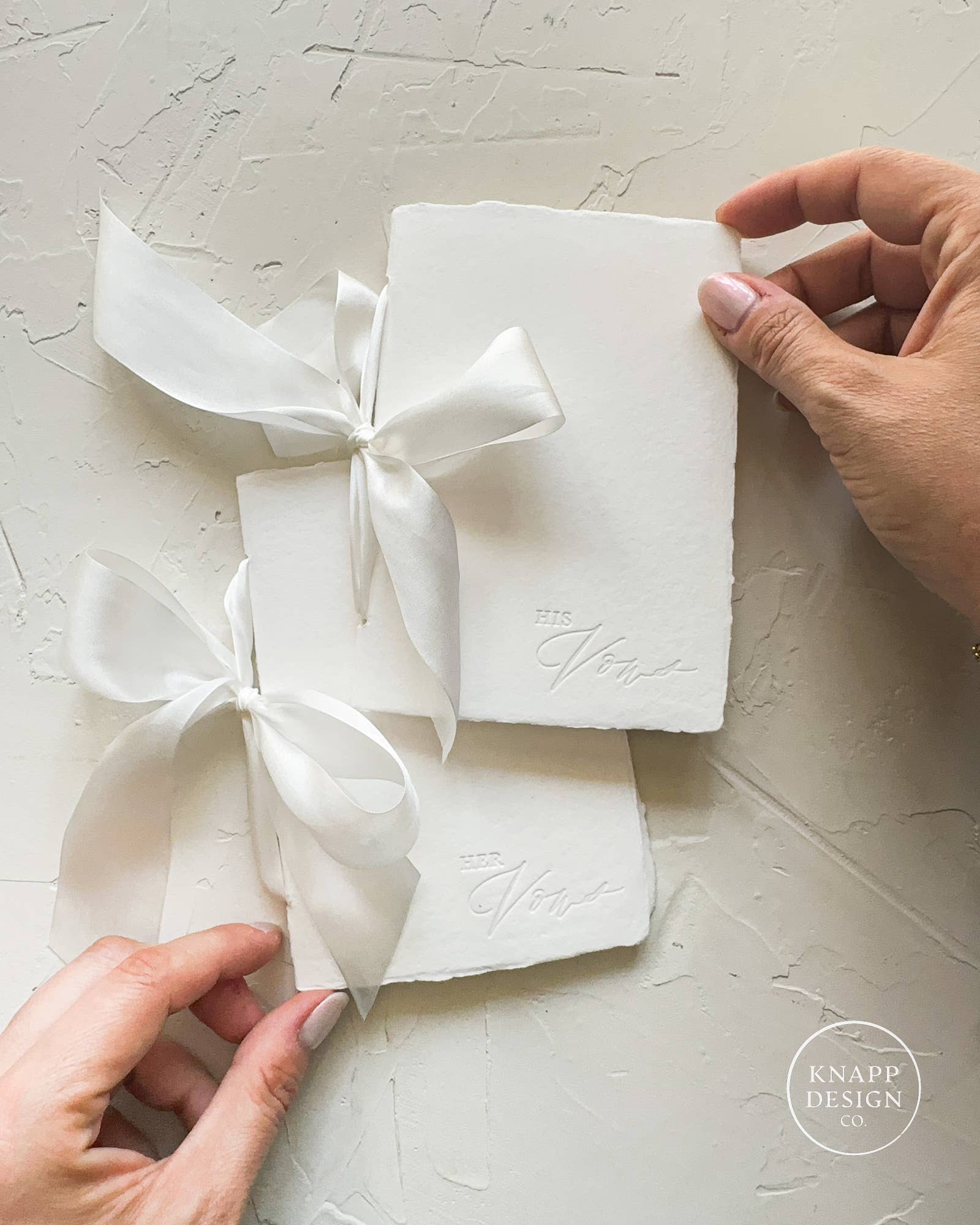 Knapp Design Co. – Engroshandel Dagbog – HER Bryllupsløftehæfte - Hvidt håndlavet papir med silkebånd2