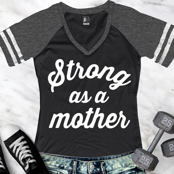 Strong as a Mother Shirt col en V Choisissez la couleur, t-shirt maman, chemises mère, cadeau de fête des mères, cadeau de maman, chemises de maman, chemise mère forte pour la vente par Nobullwoman Apparel